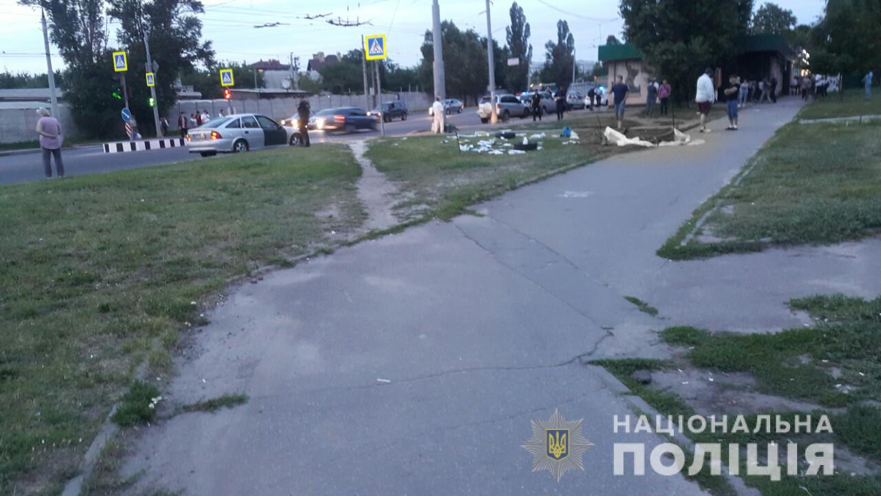 На Салтовке автомобиль снес агитационную палатку кандидата от “Слуги народа” (видео)