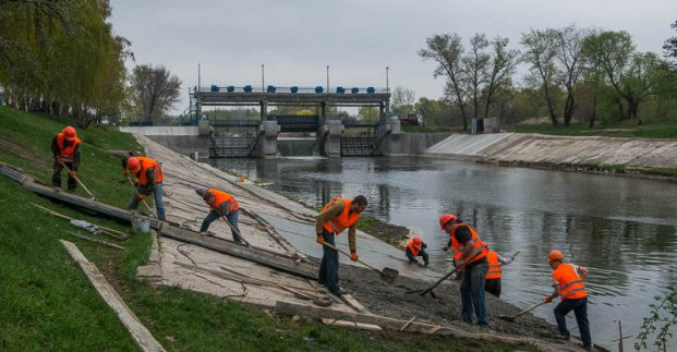 В Харькове чистят русла рек Лопань и Харьков