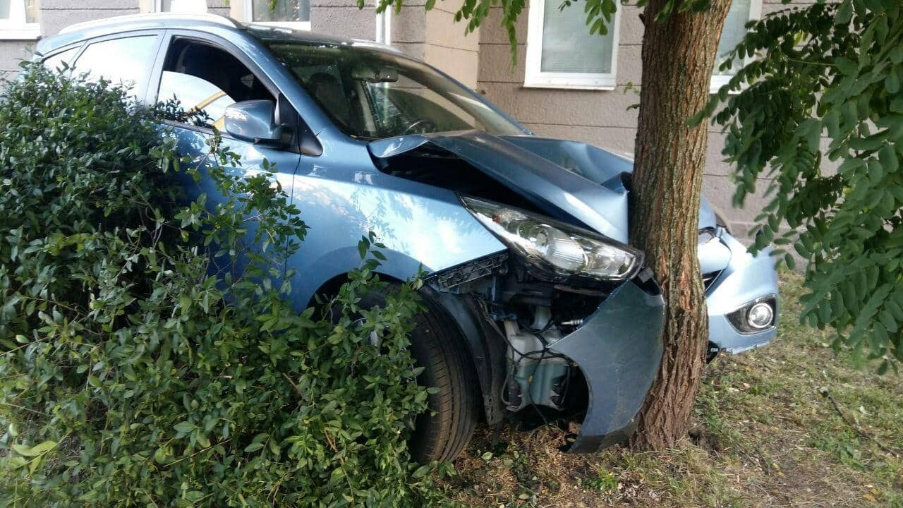 В центре Харькова Hyundai выехал на обочину и врезался в дерево