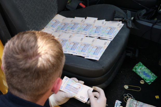 Полицейских разоблачили на взятке в 10 тысяч долларов от харьковской комерсантки
