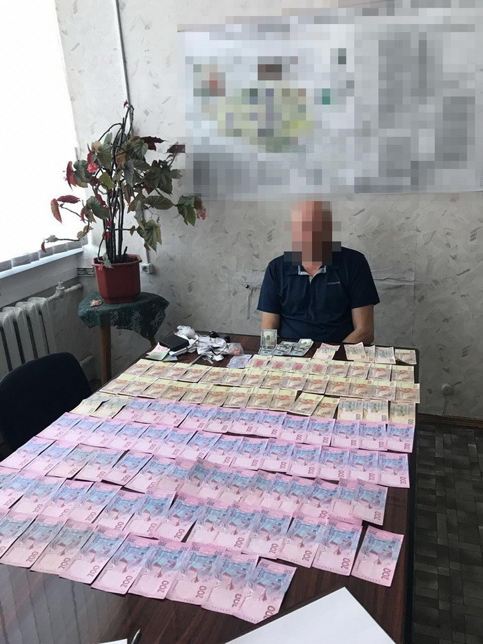 Двоих чиновников завода имени Малышева поймали на взятке (видео)