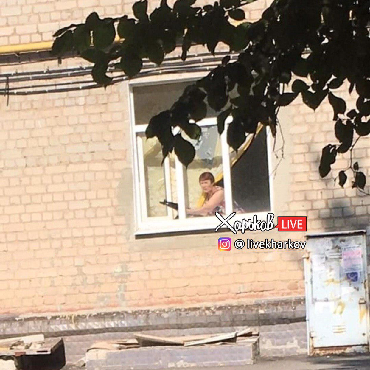 В Харькове пенсионерка выставила автомат из окна
