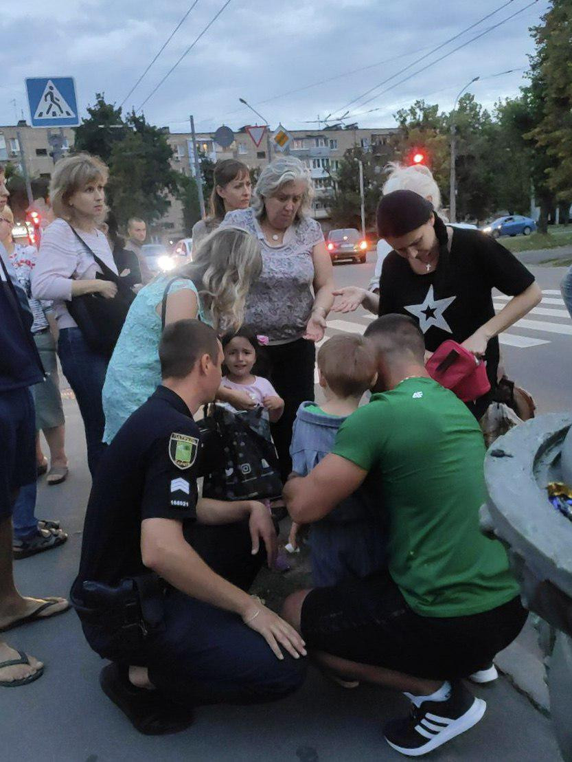 В Харькове патрульные полицейские сбили на пешеходном переходе бабушку с внуком