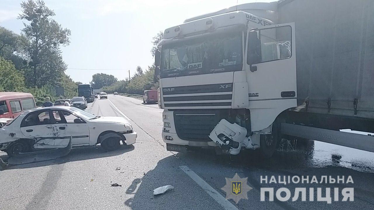 Под Харьковом столкнулись фура и три леговушки