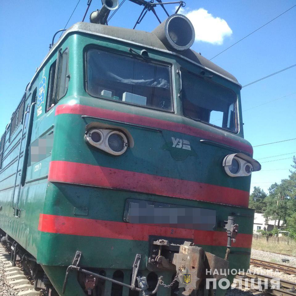 На Харьковщине за прошедшие сутки два человека попали под поезд