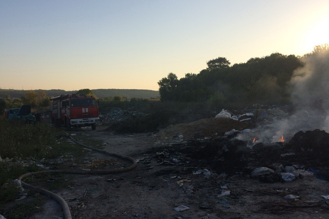 Под Харьковом спасатели пять часов тушили свалку