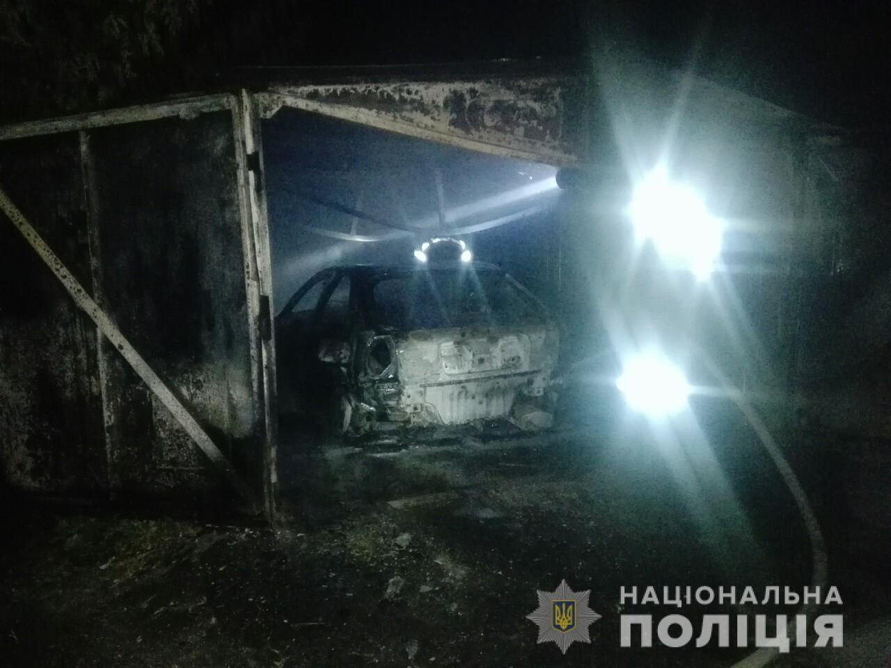 В двух районах Харькова ночью горели машины в гаражах