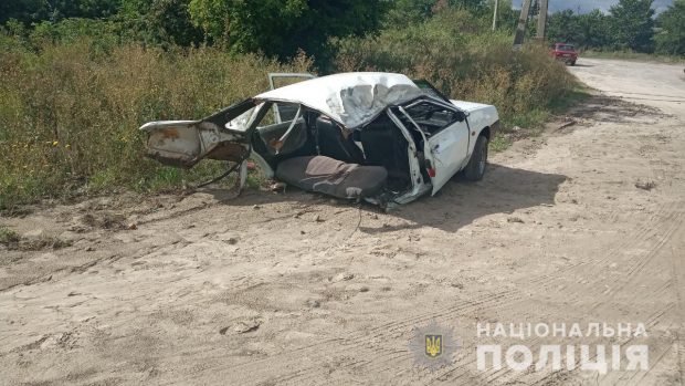 Под Харьковом машина врезалась в дерево: погиб пассажир, авто разорвало напополам