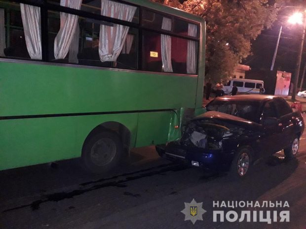 На Салтовке автомобиль въехал в маршрутку: пострадали пять человек
