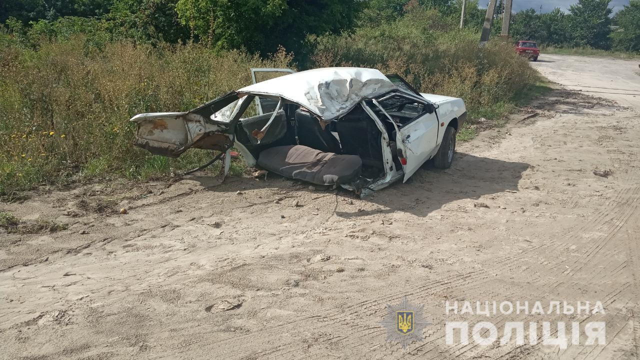 Под Харьковом машина врезалась в дерево: погиб пассажир, авто разорвало напополам