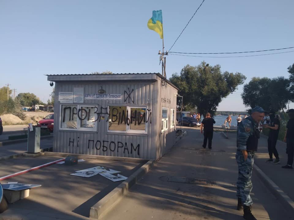 Националисты снесли шлагбаум на Безлюдовке (видео)