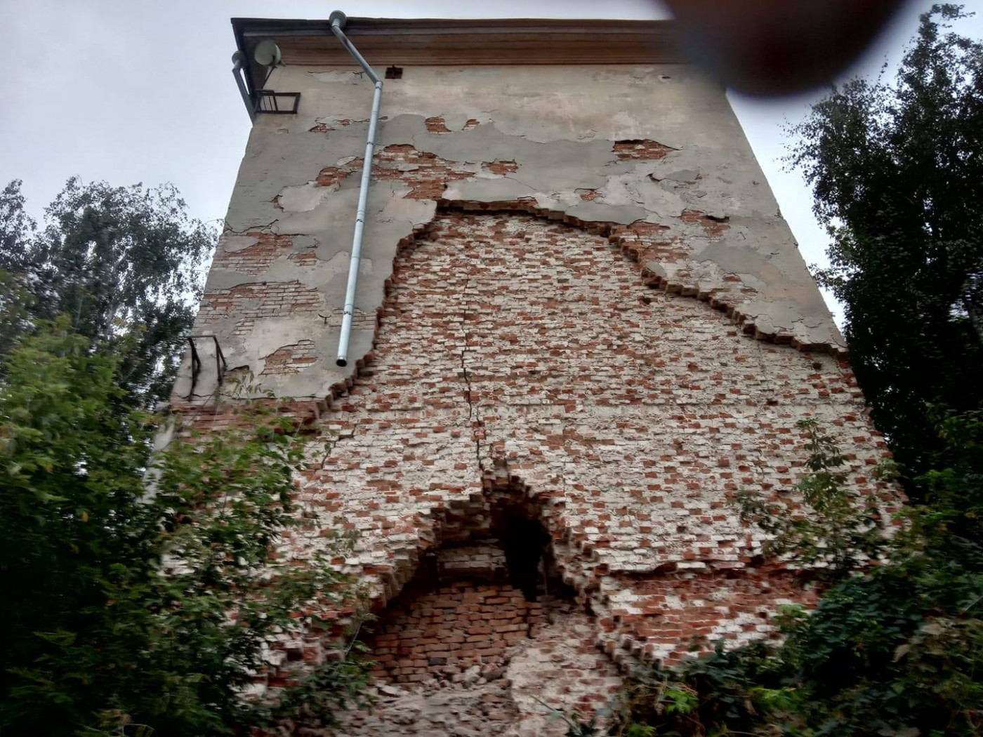 В Чугуеве обвалилась часть стены главной исторической достопримечательности