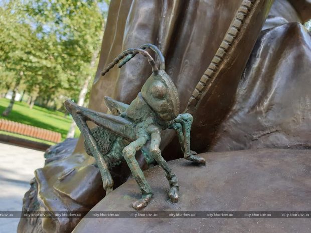 В саду Шевченко установили скульптуру Леонида Быкова