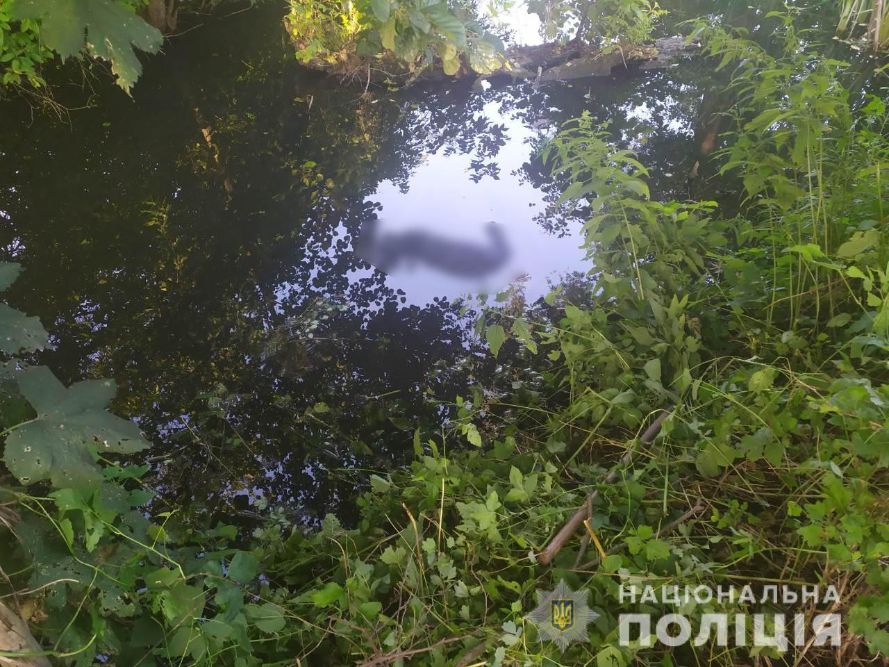 Под Харьковом дедушка пошел на огород, упал в реку, которая граничит с его усадьбой и утонул