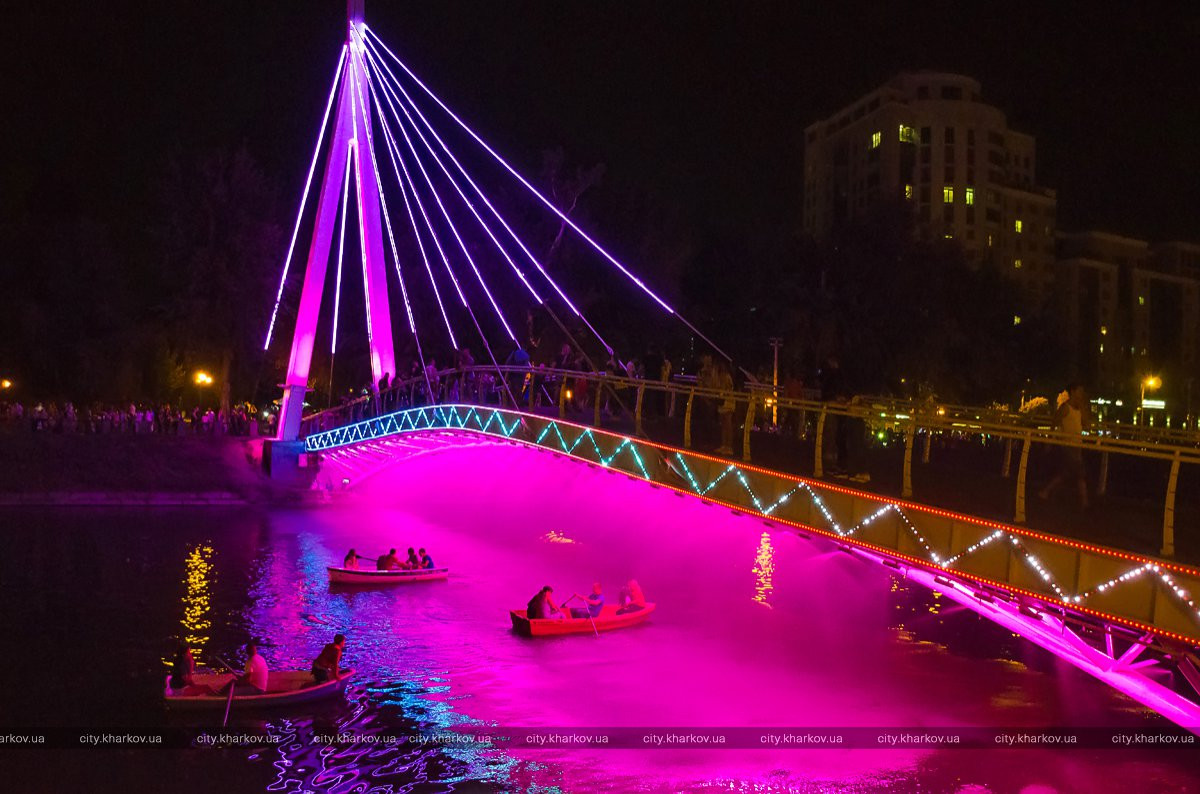 На обновленном мосту в сквере «Стрелка» прошло фаер-шоу
