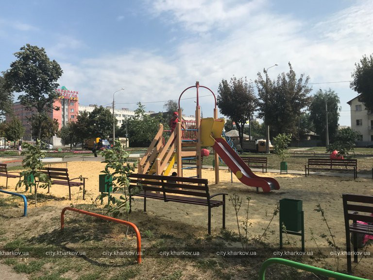 В городе устанавливают игровые комплексы на детских площадках