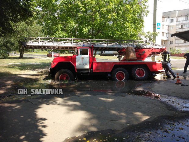 В Харькове, приехавшая на пожар, машина спасателей провалилась под землю