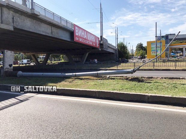 В Харькове с моста на проспект упал столб