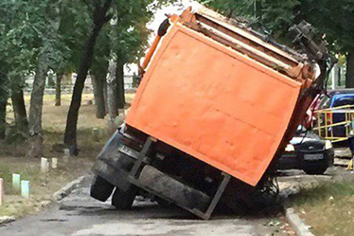 В Харькове мусоровоз провалился под асфальт