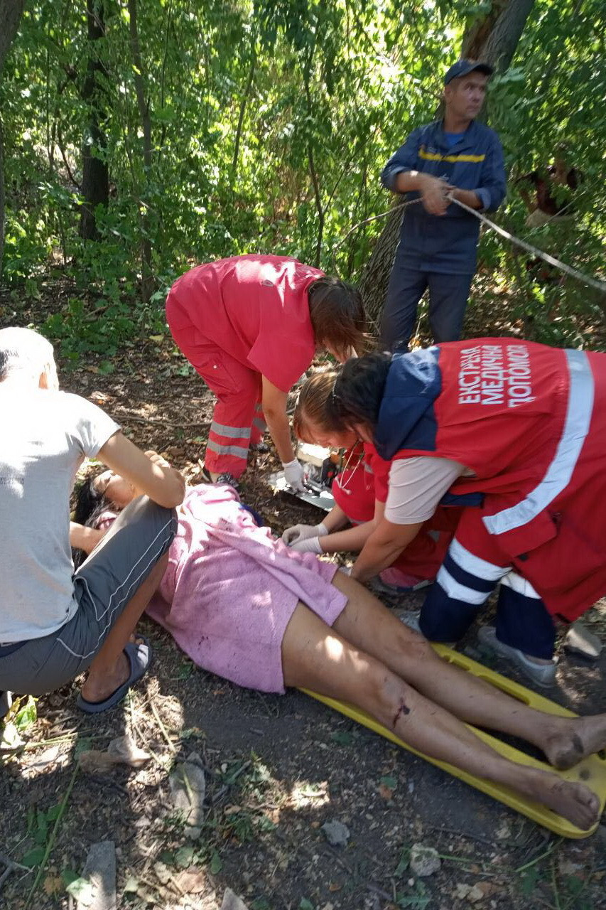 Под Харьковом спасатели спасли женщину из десятиметрового колодца