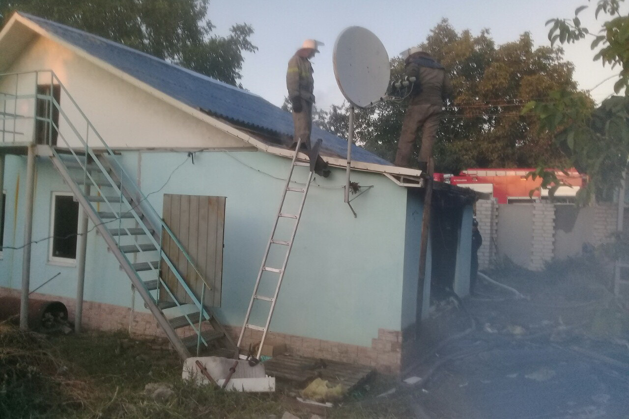 Во время пожара в Первомайском женщина и трое детей отравились угарным газом