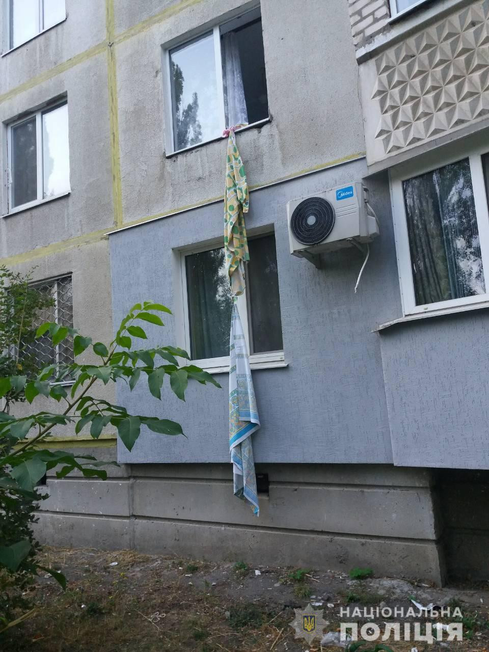 В Харькове пенсионерка спускалась со второго этажа вниз по простынях, не удержалась и упала