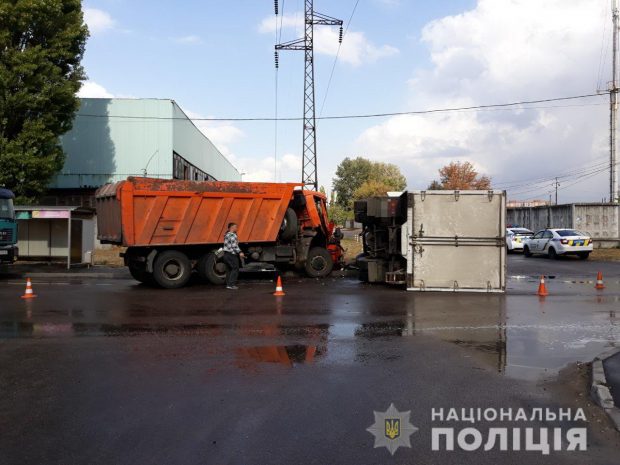 В Харькове столкнулись два грузовика