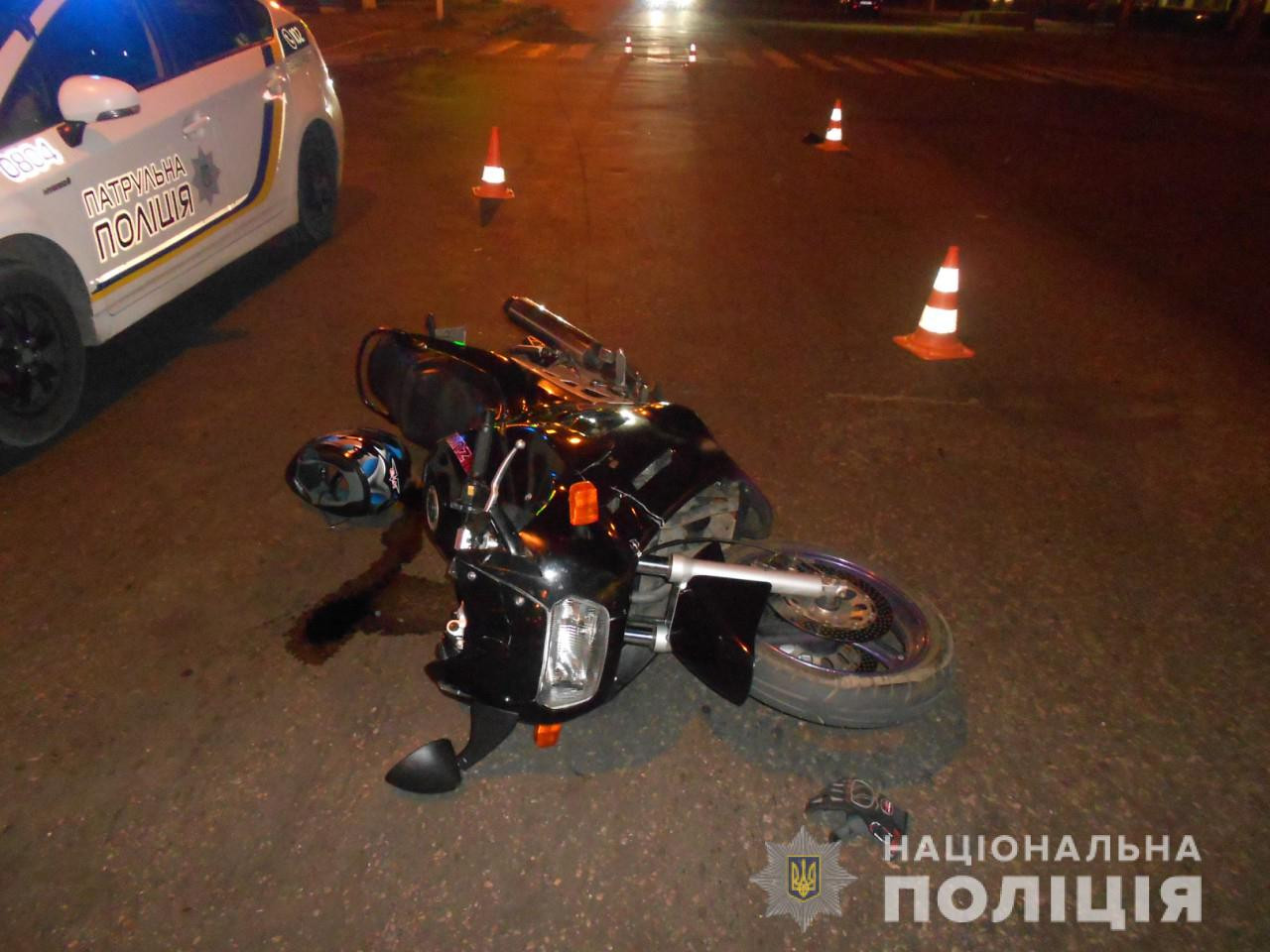 В Харькове мотоциклист на пешеходном переходе сбил женщину и ребенка