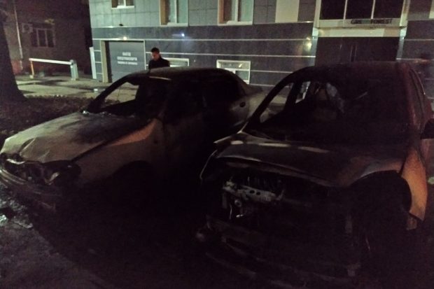 В центре Харькова сгорело два автомобиля