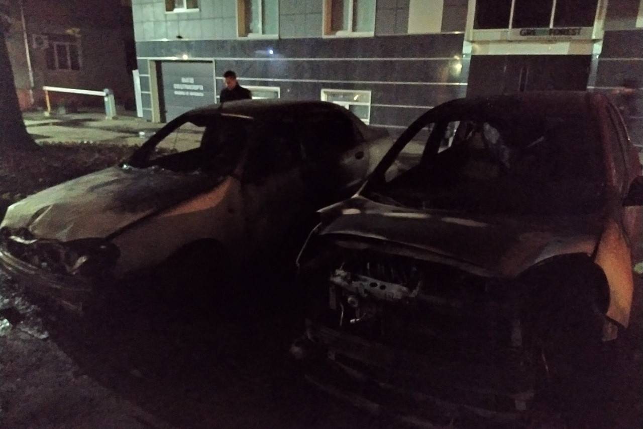 В центре Харькова сгорело два автомобиля