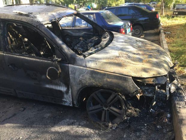 На Алексеевке вблизи жилой многоэтажки горел автомобиль