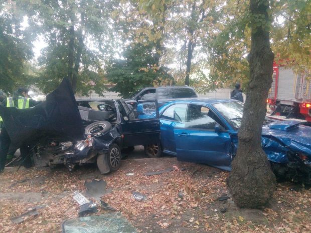 В Харькове столкнулись два автомобиля, спасатели вытаскивали застрявшего водителя