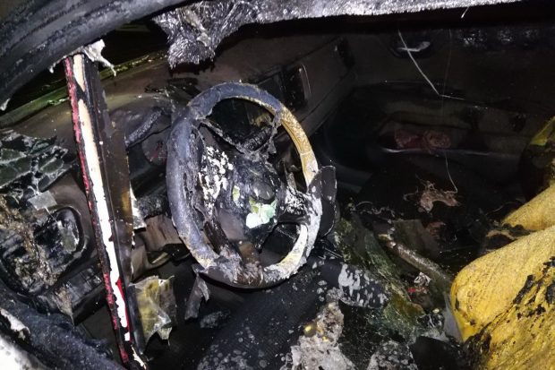 В Харькове на парковке ТРЦ сгорело два автомобиля