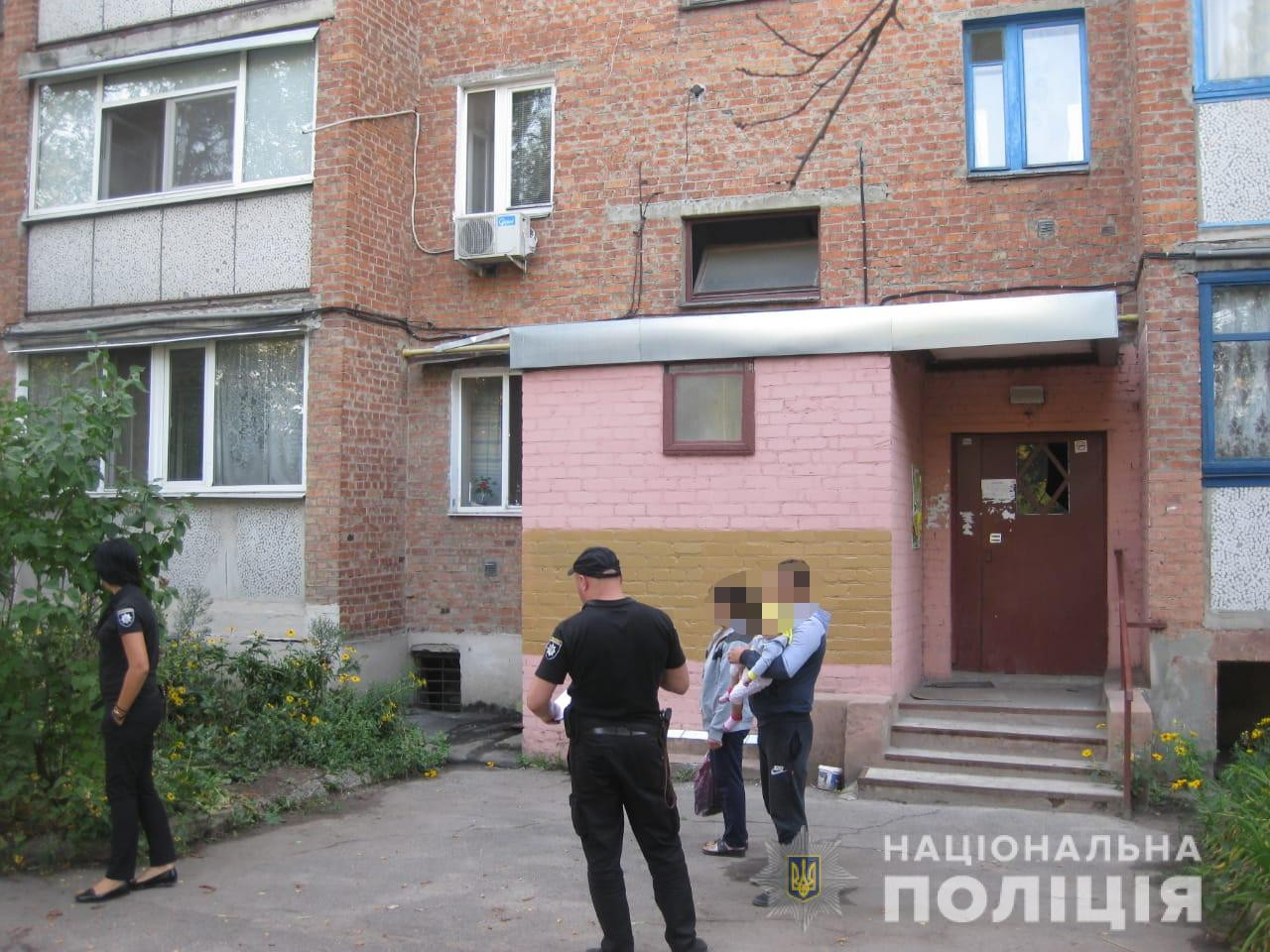 В Харькове мужчина вытолкнул женщину из окна четвертого этажа