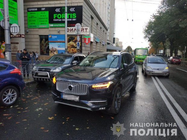 В центре Харькова автомобиль сбил девушку-пешехода