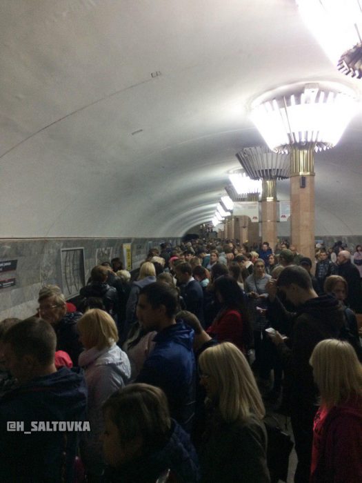 В Харькове на «красной» ветке метро сломанный поезд на 15 минут заблокировал движение