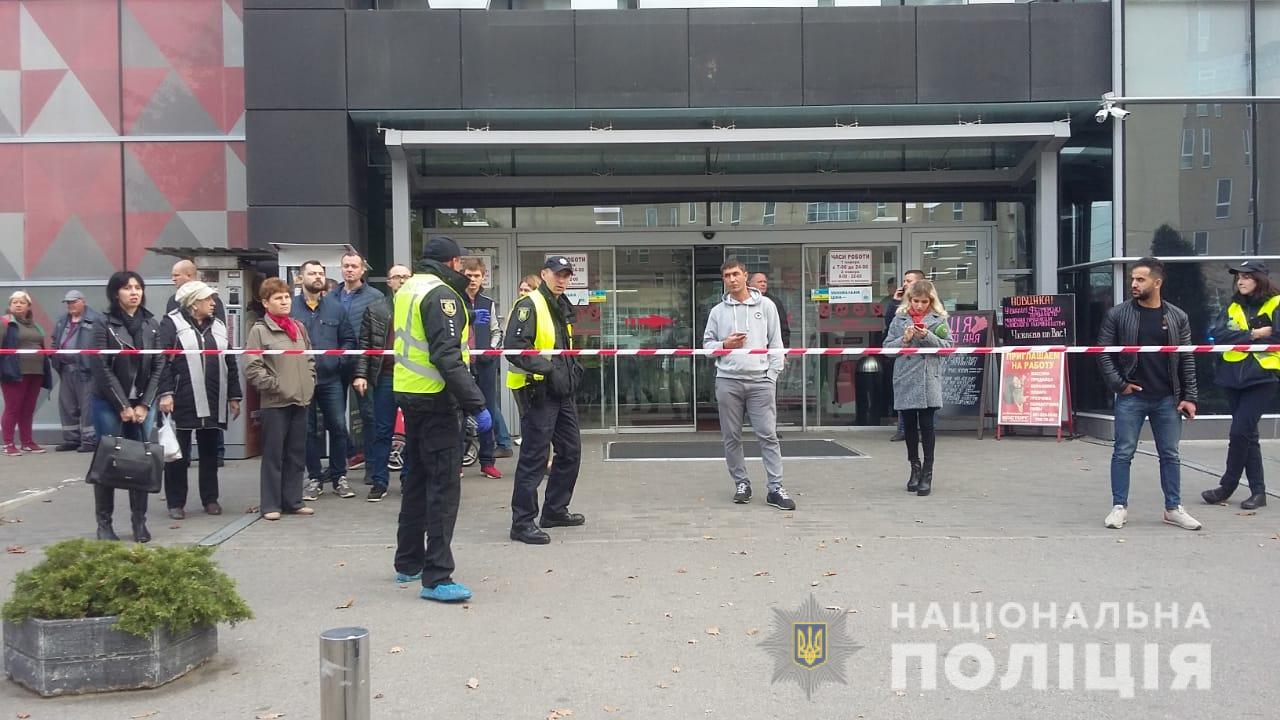 В Харькове возле супермаркета произошла стрельба (видео)