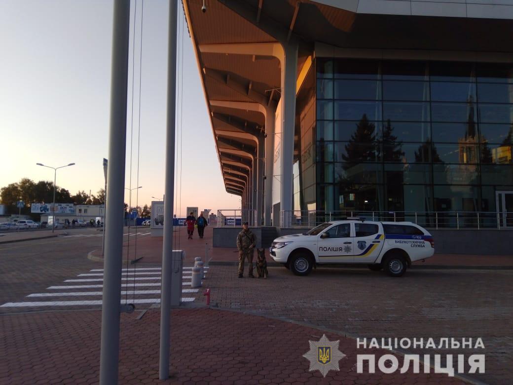 В Харькове “заминировали” 51 медицинское учреждение, 38 торговых центров, 18 жилых домов, аэропорт, ЮЖД и автовокзалы