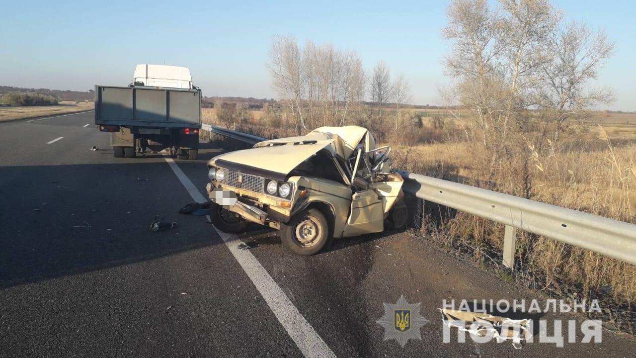 На Харьковщине в результате аварии погиб водитель легковушки