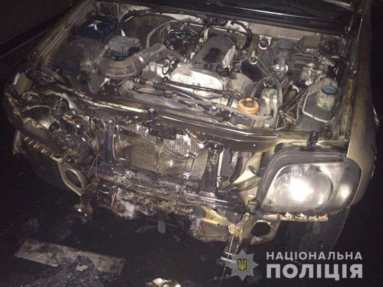 В Харькове ночью мужчина поджег автомобиль