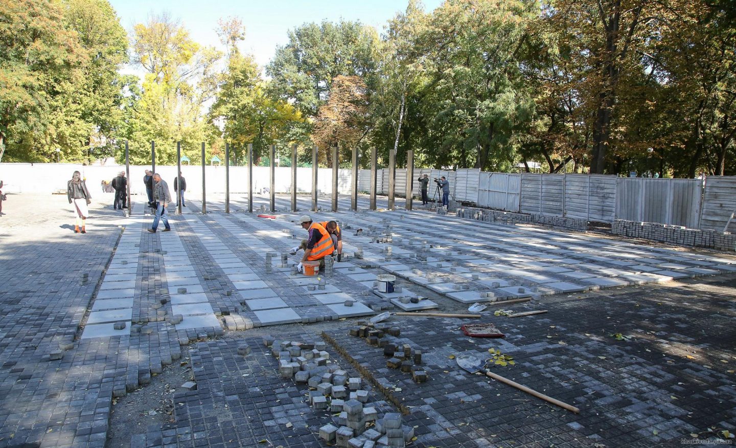 В Харькове завершают монтаж монумента защитникам Украины