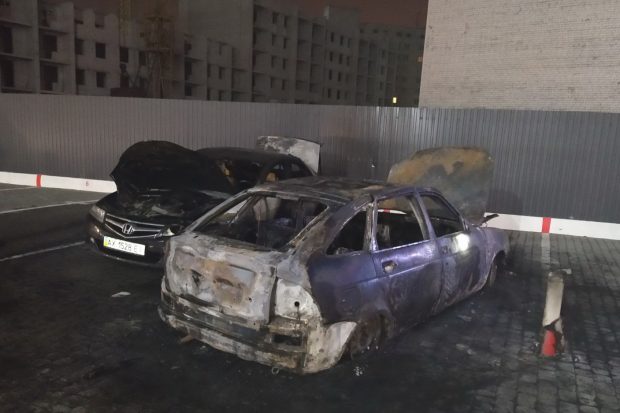 В Харькове ночью сгорело два автомобиля