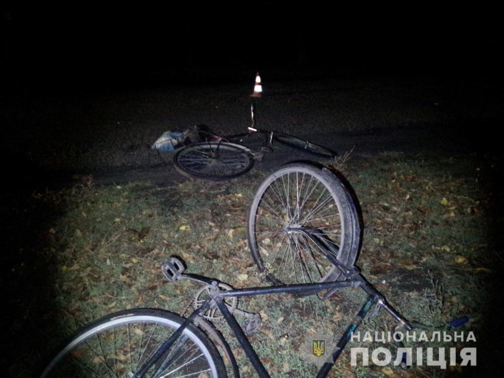 На Харьковщине автомобиль сбил двух велосипедистов