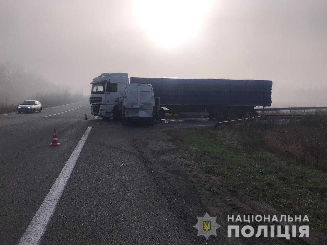 На Харьковщине микроавтобус столкнулся с грузовиком