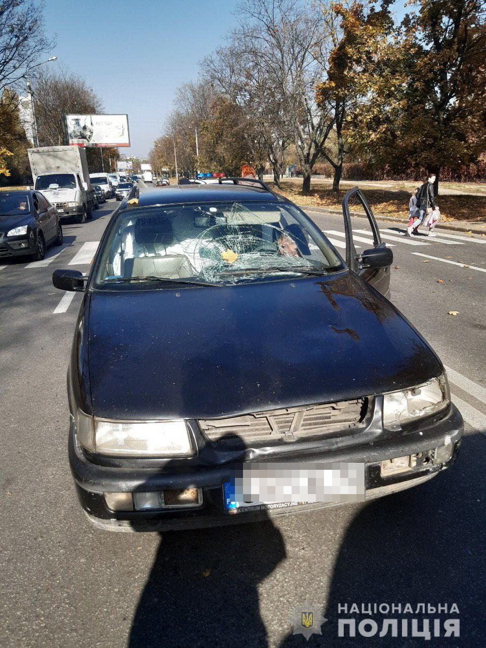В Харькове водитель легковушки сбил женщину с детьми