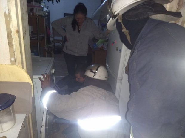 Под Харьковом спасатели освободили ребенка, который застрял в стиральной машине