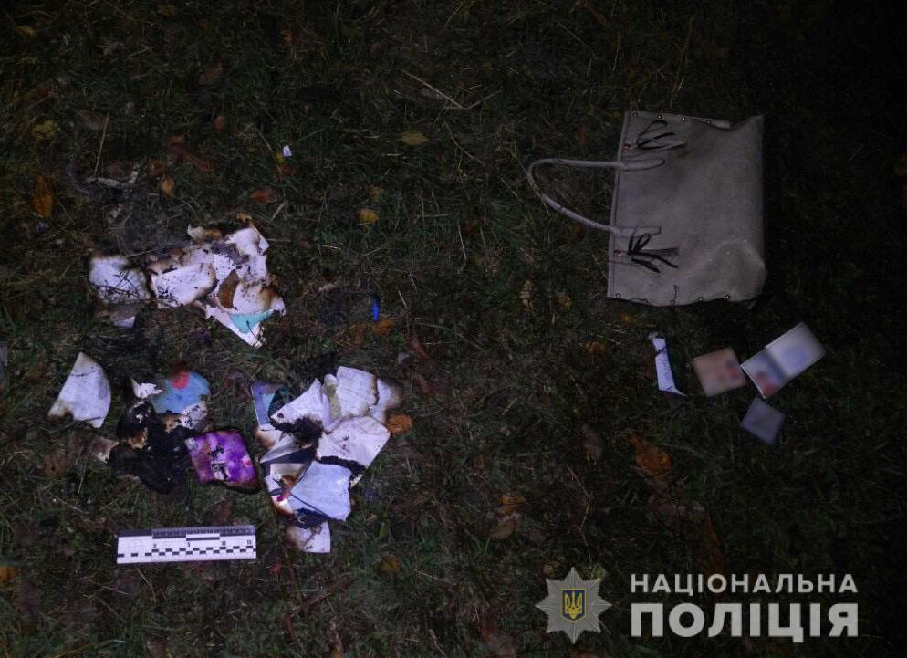 В Харькове мужчина у метро ограбил женщину