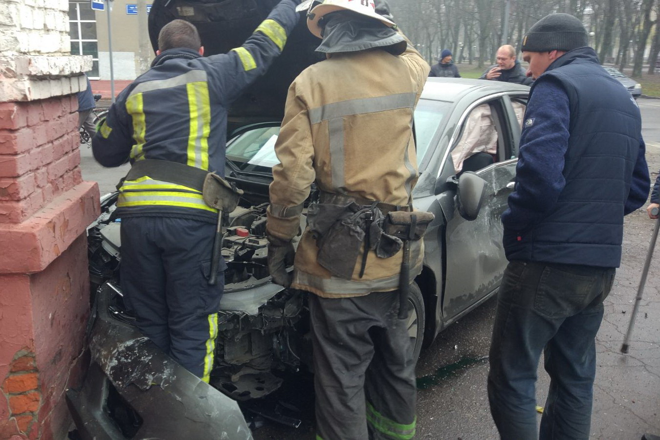В Харькове спасатели деблокировали из покореженного в ДТП автомобиля пострадавшего