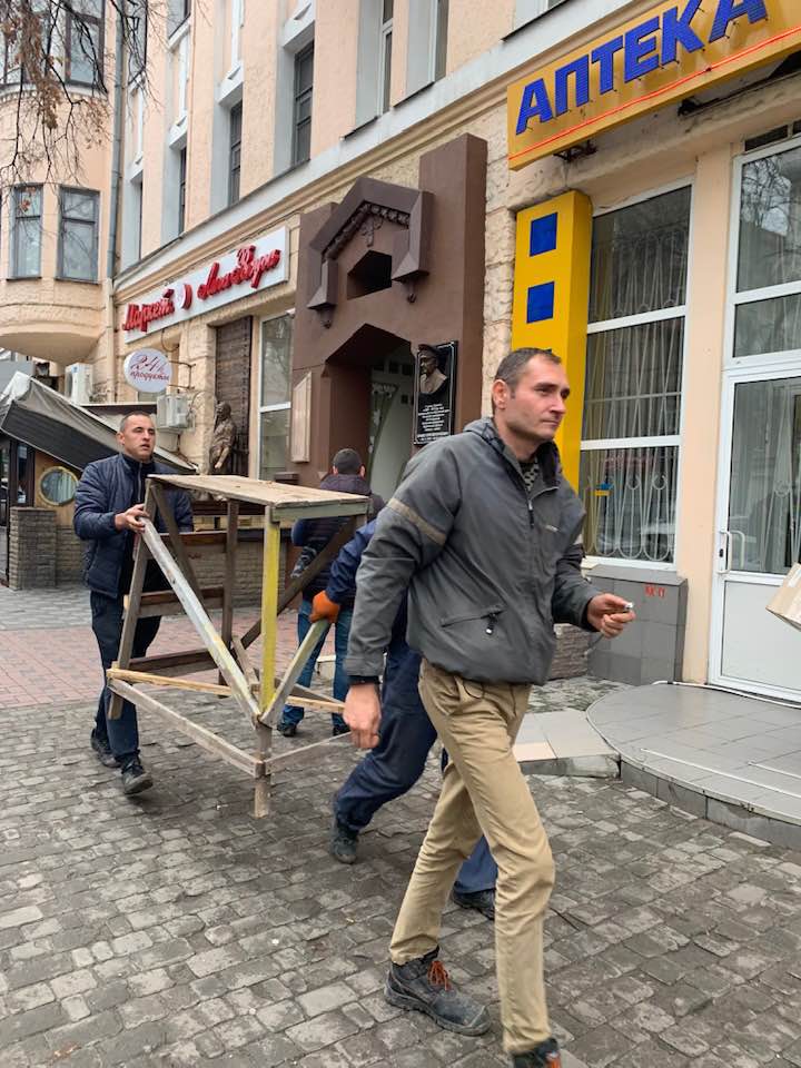 Мемориальную доску генерал-майору КГБ вернули на дом в центре Харькова