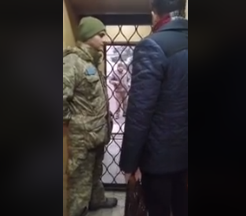 В Харькове парня из соседней области военные силой затолкали в машину и увезли в сборный пункт (видео)